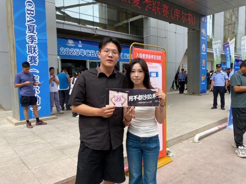 他早早带着, 正在排队入